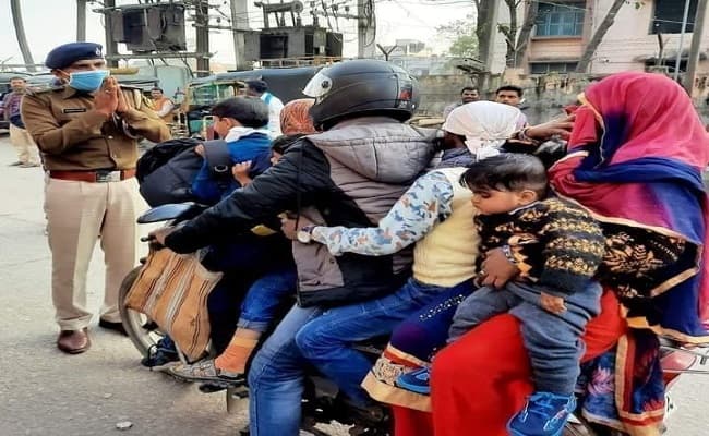 बिहार में बाइक पर सामान लेकर बैठी आठ सवारी और सामने हाथ जोड़े दारोगा, जानें वायरल तसवीर की हकीकत