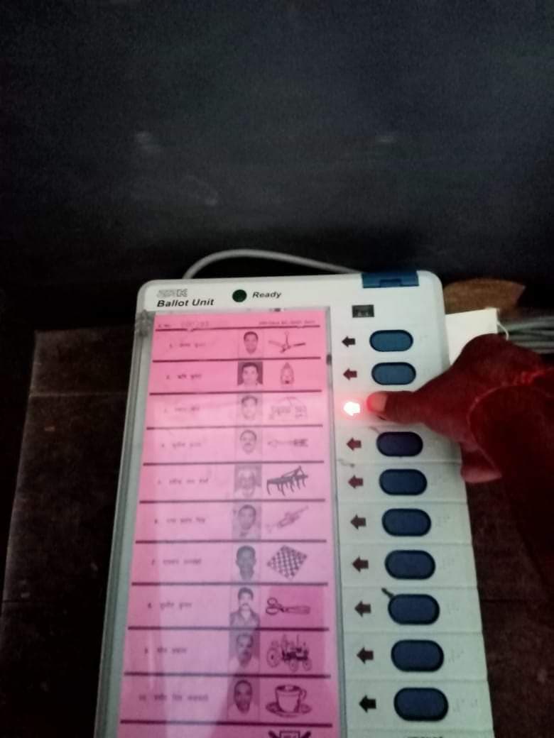 Bihar Election 1st Phase Voting : चुनाव आयोग ने लिया संज्ञान, मोबाइल लेकर EVM तक गये वोटरों पर होगी कार्रवाई
