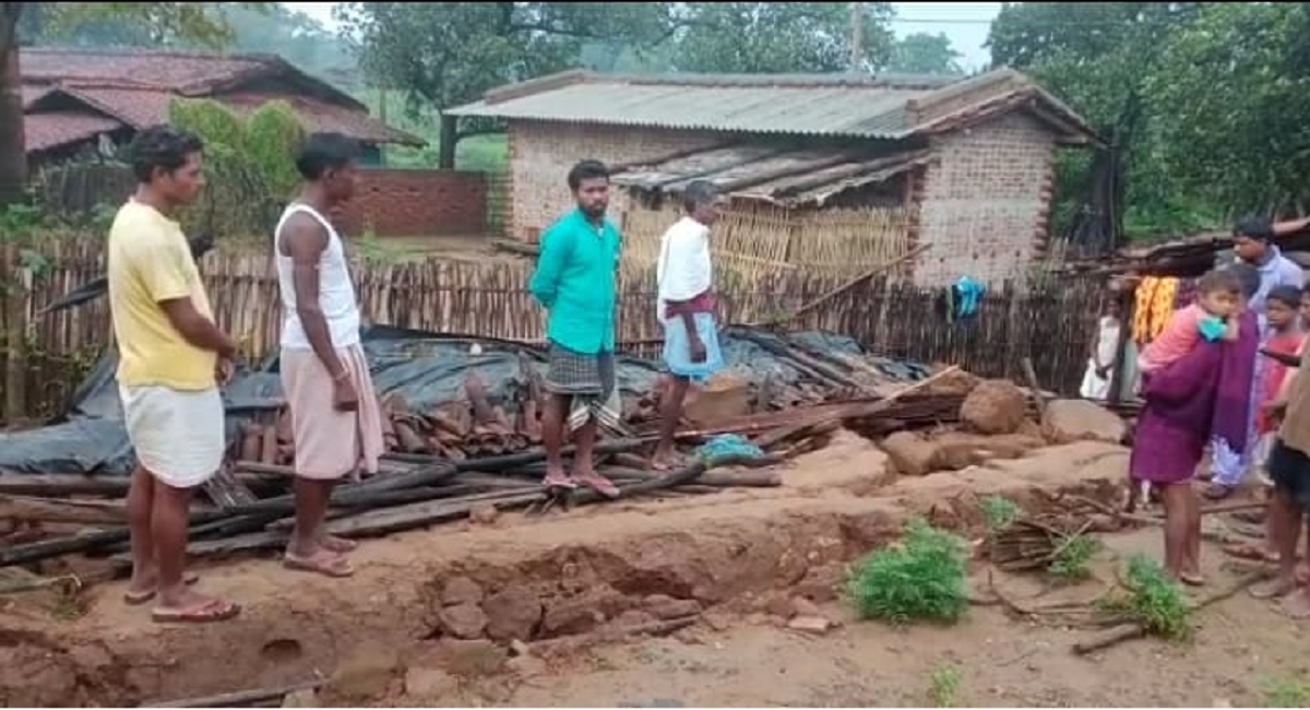 झारखंड में चक्रवाती तूफान गुलाब ने मचायी तबाही, लगातार बारिश से मकान धंसने से दंपती की मौत