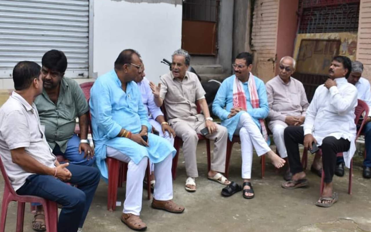 रांची के व्यवसायी अंकित के घर पहुंचे BJP प्रदेश अध्यक्ष दीपक प्रकाश, सुरक्षा व्यवस्था पर उठाए सवाल
