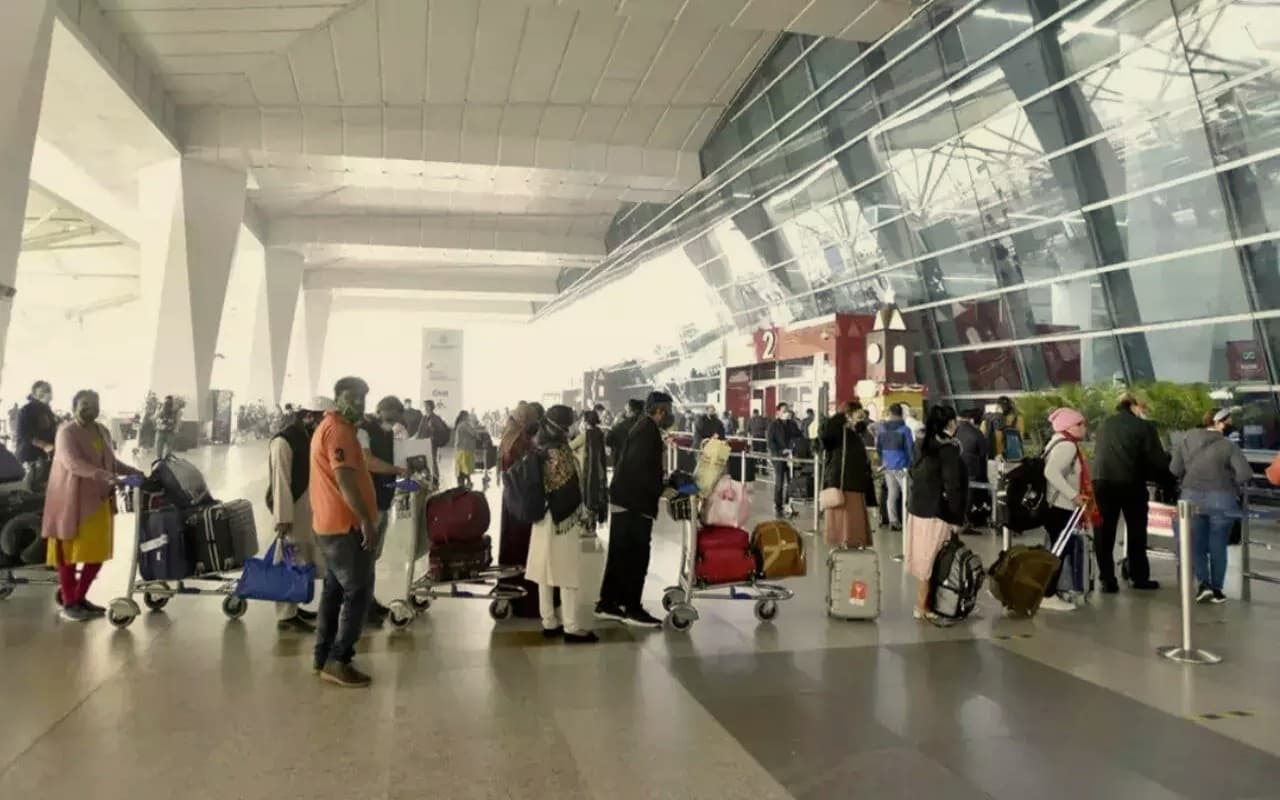 लंदन-काठमांडू की यात्रा के लिए कर दी बोर्डिंग पास की अदला-बदली, दो विदेशी नागरिक गिरफ्तार