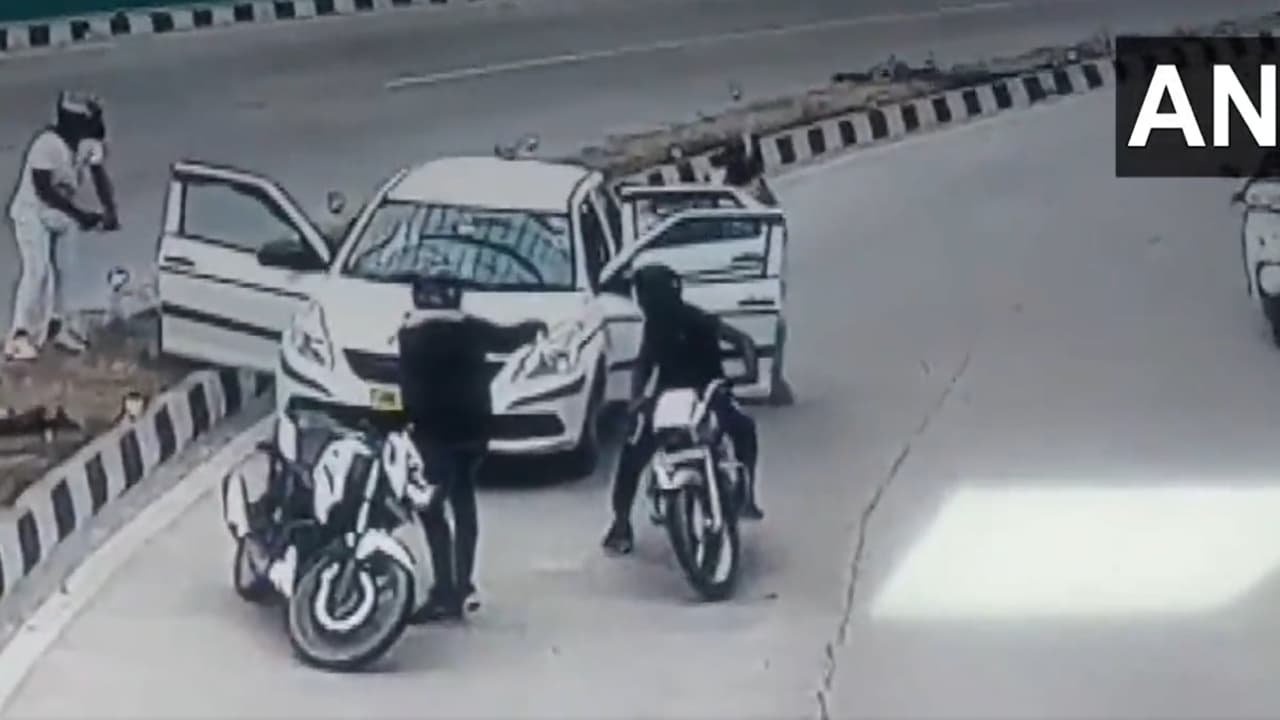 Delhi: दिनदहाड़े लूट के बाद फूटा AAP का गुस्सा, CM केजरीवाल ने LG से मांगा इस्तीफा, कहा- हमें सौंप दो जिम्मा Delhi: दिनदहाड़े लूट के बाद फूटा AAP का गुस्सा, CM केजरीवाल ने LG से मांगा इस्तीफा, कहा- हमें सौंप दो जिम्मा