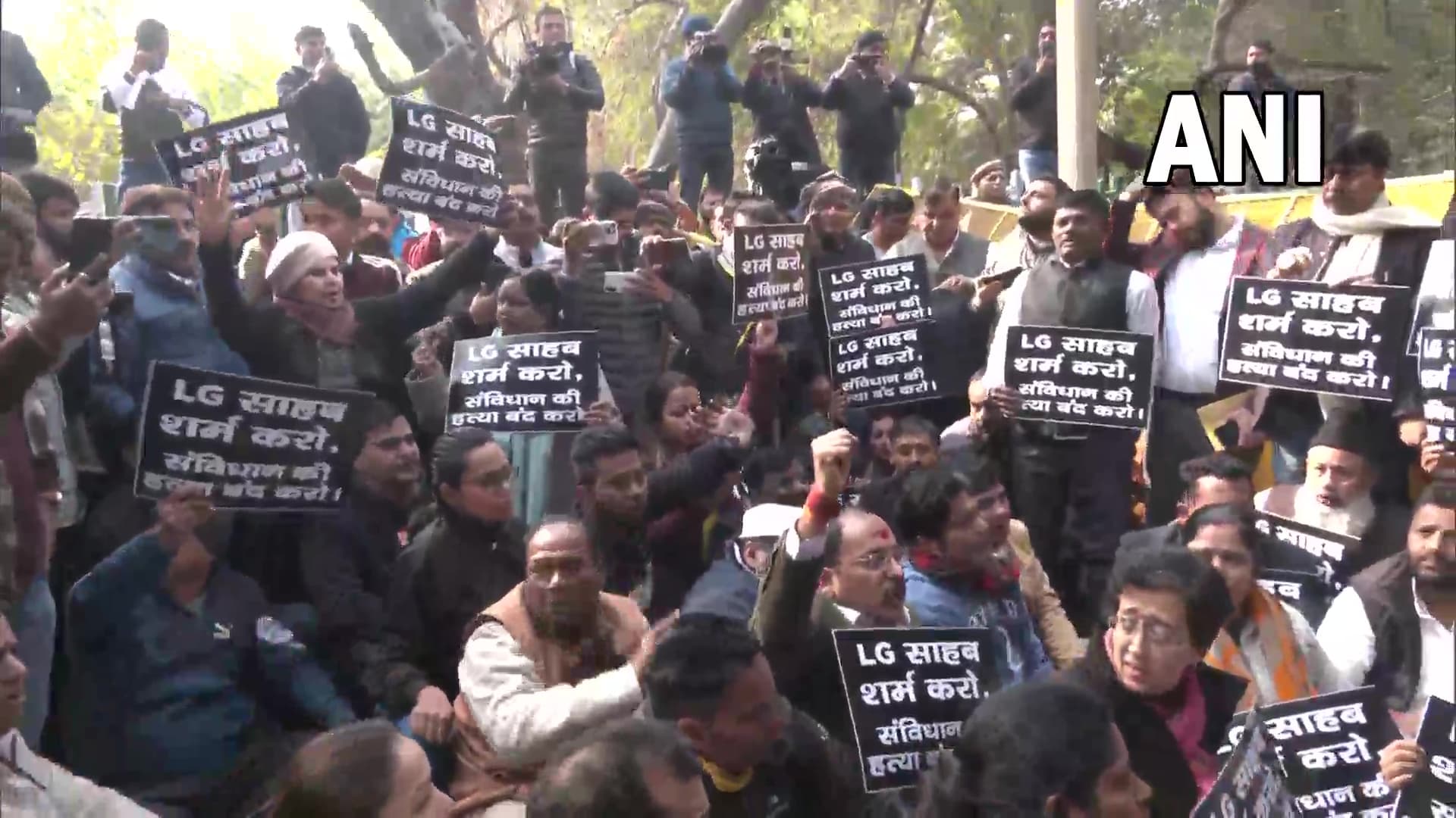 दिल्ली में मेयर चुनाव को लेकर हंगामा, LG आवास के बाहर AAP कार्यकर्ताओं का प्रदर्शन, राजघाट पर भाजपा
