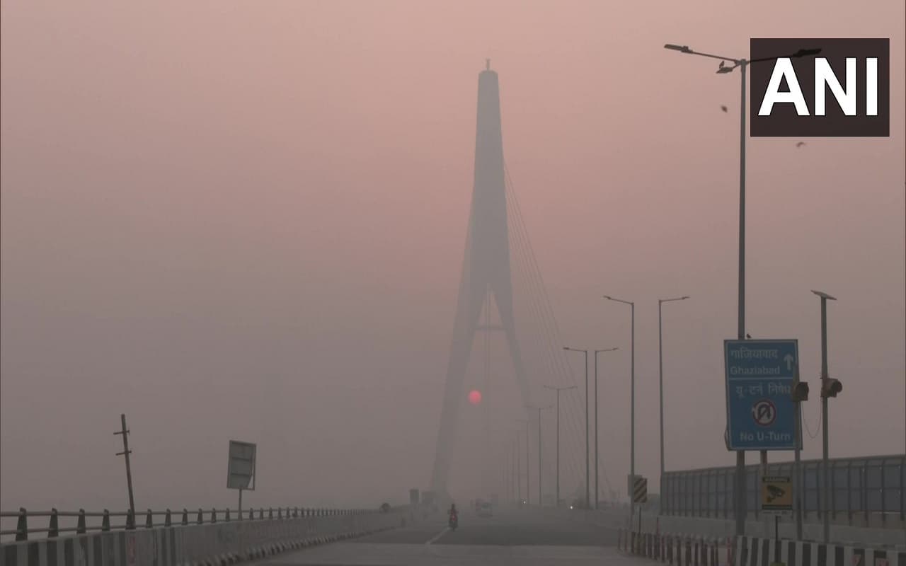 Delhi Pollution: जहरीली हवा में सांस लेने को मजबूर है लोग! जानिए कितना बढ़ा दिल्ली में प्रदूषण स्तर?