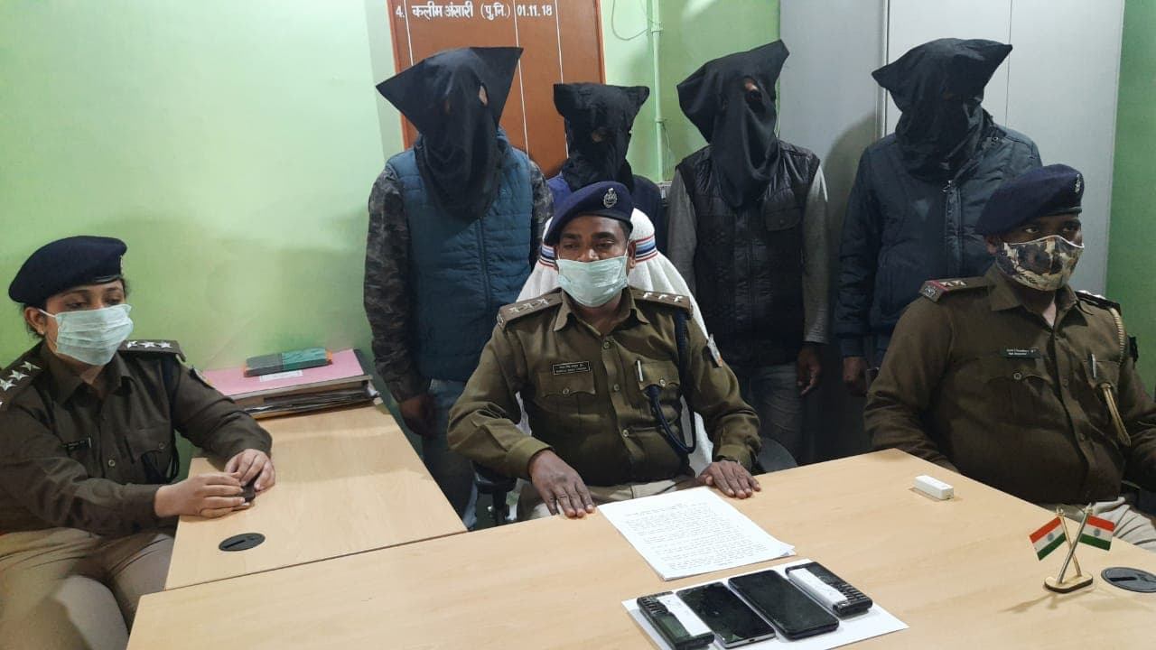 बैंक अधिकारी बनकर लोगों से ठगी करने वाला 13 साइबर क्रिमिनल्स गिरफ्तार, 21 मोबाइल और 32 सिम बरामद