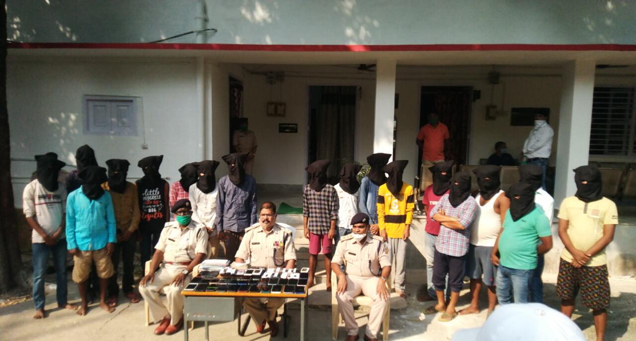 Cyber Crime : देवघर पुलिस ने 18 साइबर ठगों को दबोचा, ऐसे करते थे लोगों से ऑनलाइन ठगी