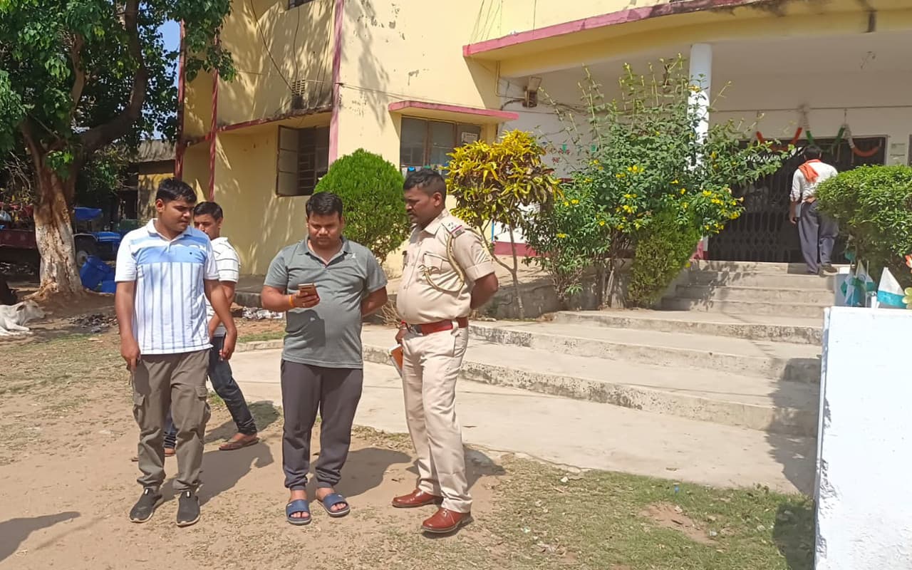 झारखंड : देवघर में बालू माफिया का बढ़ा हौसला, जिला खनन पदाधिकारी को ट्रैक्टर से कुचलने का किया प्रयास