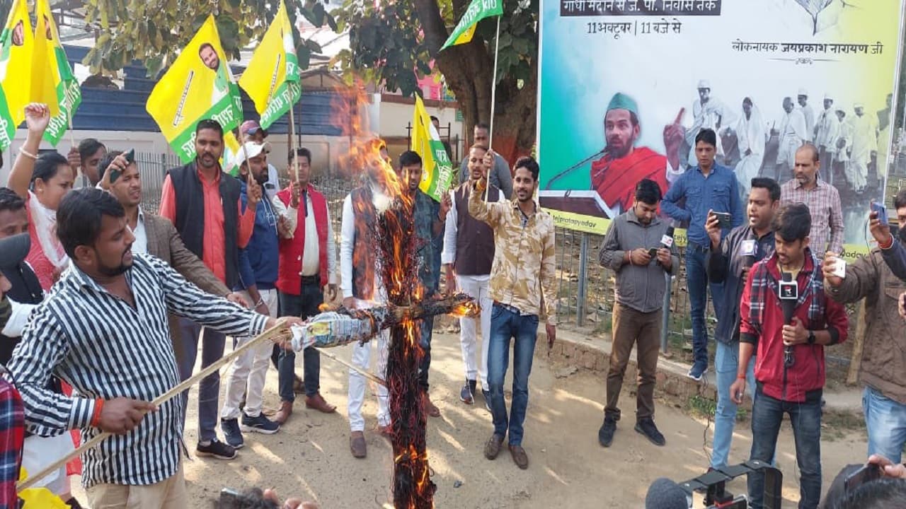 Bihar News: मामा साधु को कंस व हत्यारा बता तेज प्रताप ने ललकारा, कहा- मां का दूध पिया है तो आकर करले दो-दो हाथ Bihar News: मामा साधु को कंस व हत्यारा बता तेज प्रताप ने ललकारा, कहा- मां का दूध पिया है तो आकर करले दो-दो हाथ