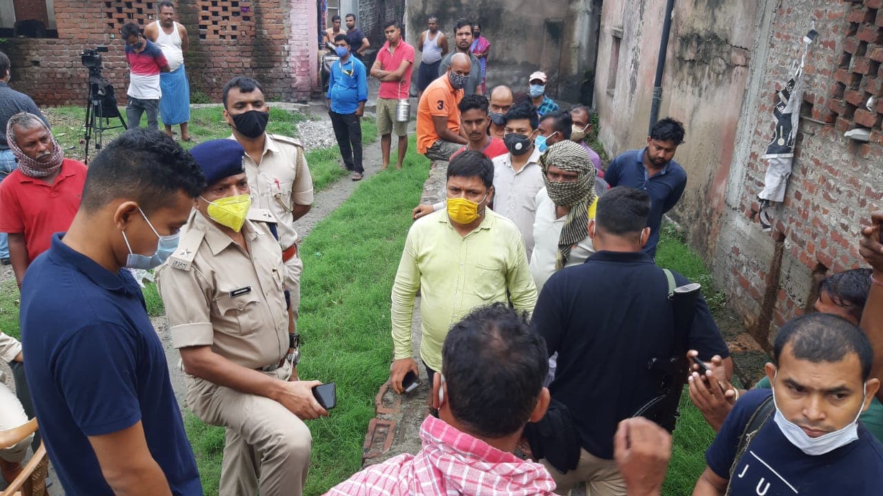 Jharkhand Crime News : सनकी बेटे ने माता, पिता व छोटे भाई की हत्या कर खुद का गला काटा, इलाके में दहशत, जांच में जुटी धनबाद पुलिस Jharkhand Crime News : सनकी बेटे ने माता, पिता व छोटे भाई की हत्या कर खुद का गला काटा, इलाके में दहशत, जांच में जुटी धनबाद पुलिस