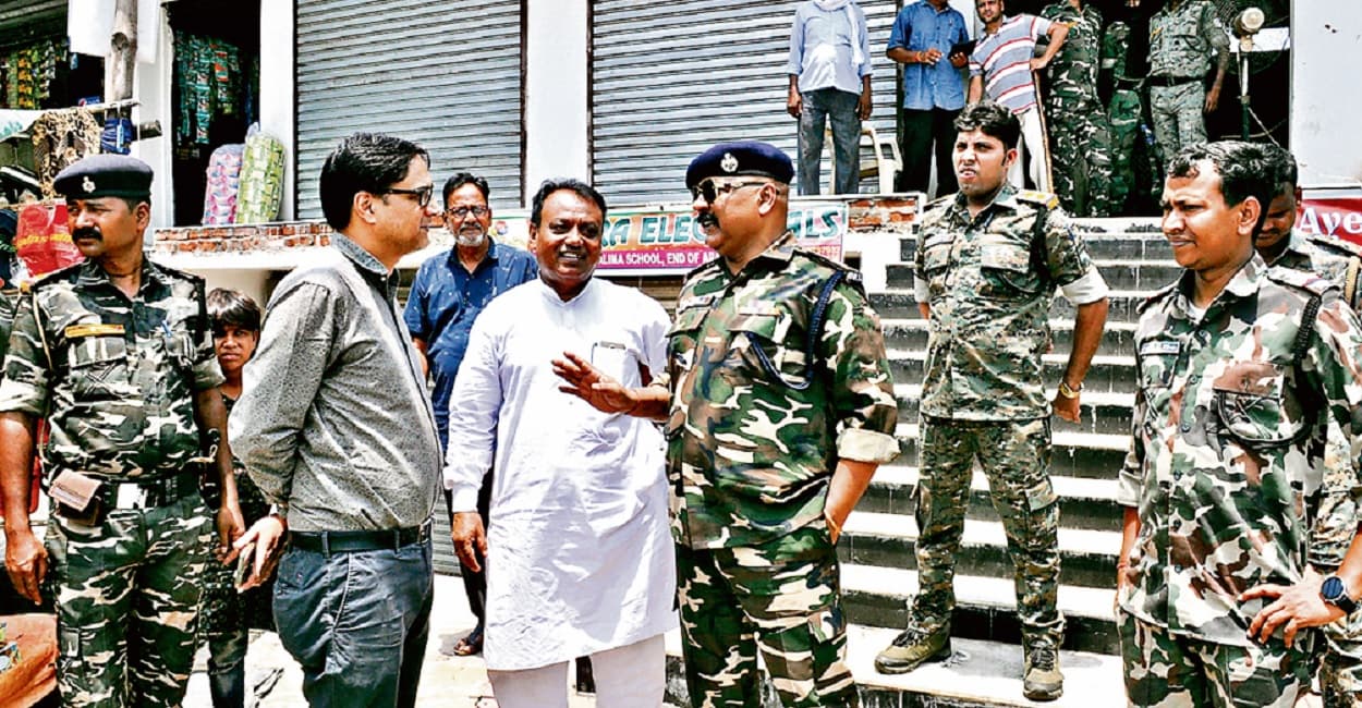पुलिस वर्दी पहन कर धनबाद में लूट की घटना को अंजाम देने के मामले में 6 क्रिमिनल्स गिरफ्तार, कई सामान बरामद