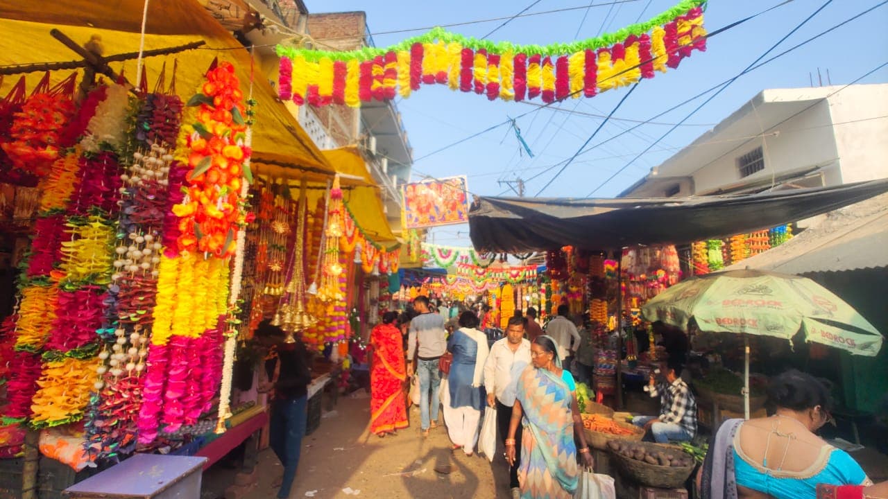PHOTOS: धनतेरस पर खूब हुई खरीदारी, दिवाली के लिए ऐसा सजा है बाजार
