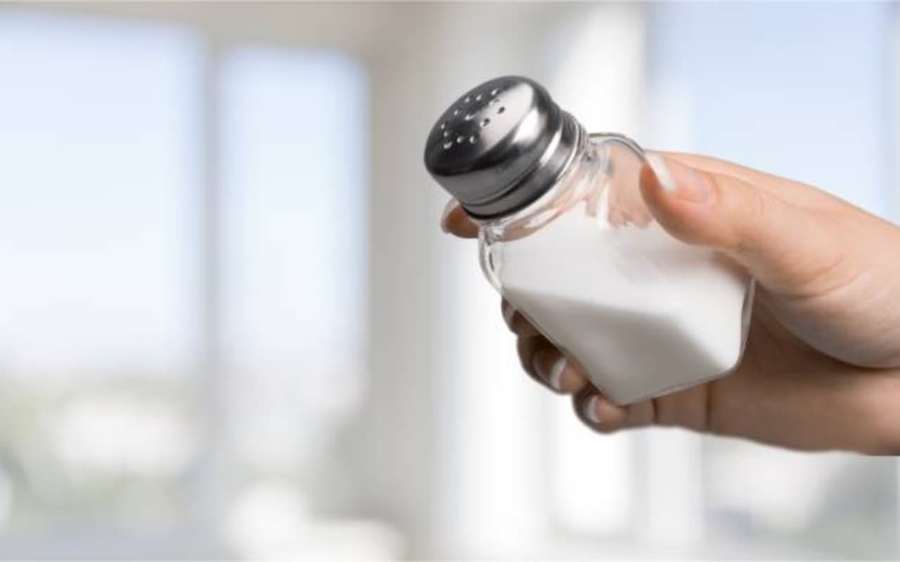 HEALTH STUDY : अधिकांश भारतीय 3 ग्राम अधिक ले रहे नमक, सेहत चाहिए तो बदलिए ऊपर से नमक लेने की आदत