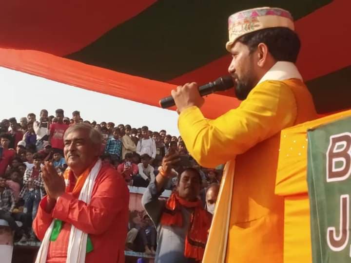 BJP के लिए रैली करने पहुंचे निरहुआ, गुस्साई भीड़ ने किया हंगामा तो पुलिस को करना पड़ा लाठीचार्ज