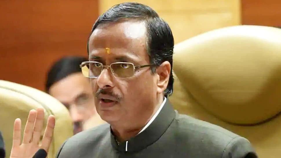 योगी 2.0 की दूसरी पारी में कई दिग्गजों को नहीं मिला मौका, कैबिनेट लिस्ट से ये मंत्री गायब योगी 2.0 की दूसरी पारी में कई दिग्गजों को नहीं मिला मौका, कैबिनेट लिस्ट से ये मंत्री गायब