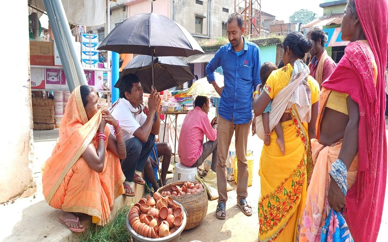 Diwali 2022: मिट्टी के दीयों से सजे बाजार, बिक्री को लेकर कितने उत्साहित हैं कुम्हार, क्या है उनकी पीड़ा Diwali 2022: मिट्टी के दीयों से सजे बाजार, बिक्री को लेकर कितने उत्साहित हैं कुम्हार, क्या है उनकी पीड़ा
