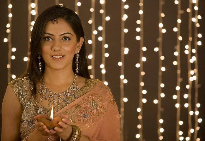 Diwali 2020 : इस दीपावली ट्रेंडी मेकअप लुक के साथ ट्राई करें न्यूड मेकअप और खुद को दें स्पेशल टच
