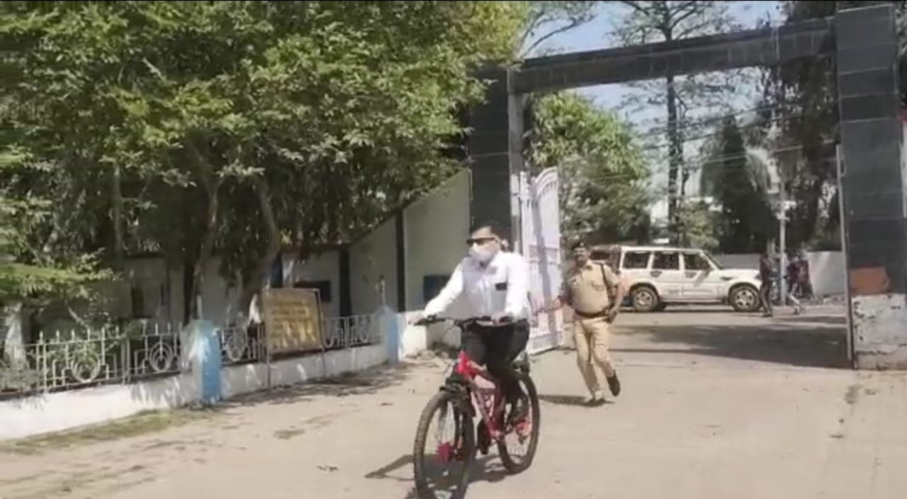 कटिहार में साइकिल से दफ्तर पहुंचे डीएम सहित अधिकारी व कर्मचारी, कलेक्ट्रेट में दिखा अनोखा नजारा