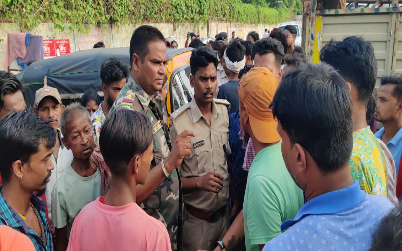 दुमका में आपसी विवाद में एक युवक की पीट-पीटकर हत्या, विरोध में सड़क जाम, तीन आरोपी गिरफ्तार