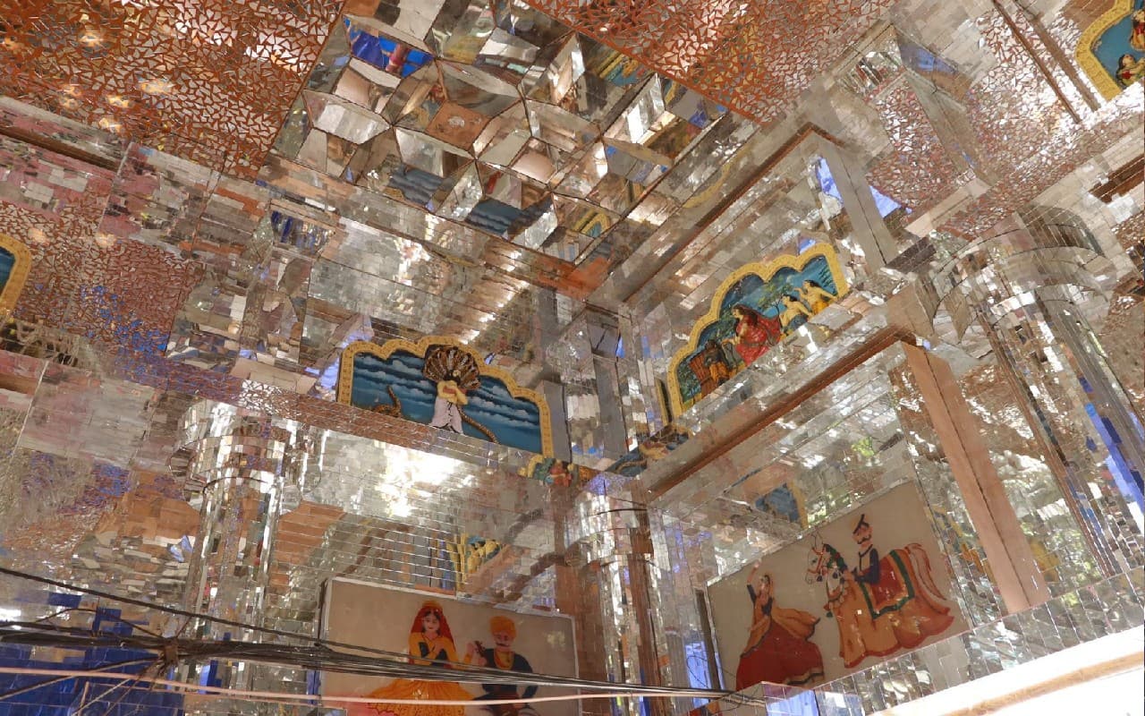 Durga Puja 2022: कोलकाता के दिल में बसा राजस्थान का शीश महल, देखें तस्वीरें