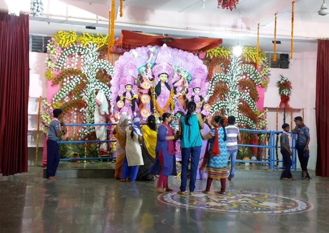 गोरखपुर में बंगाली समिति ने 1896 में शुरू की थी दुर्गा पूजा, कोलकाता से आए कलाकार बनाते हैं प्रतिमा