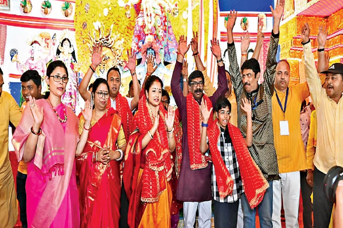 PHOTOS: रांची के पूजा पंडालों में विराजमान हुईं मां दुर्गा, घर बैठे करें माता का दर्शन