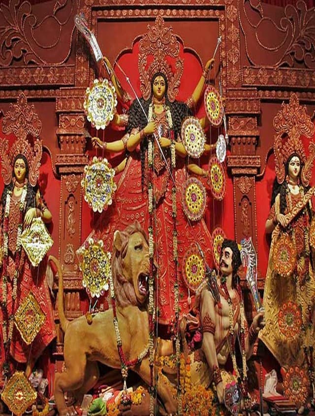 लखनऊ में कोलकाता के कारीगर ने शुरू की थी दुर्गा पंडाल लगाने की परंपरा, बनाई थी माता की पहली मूर्ति