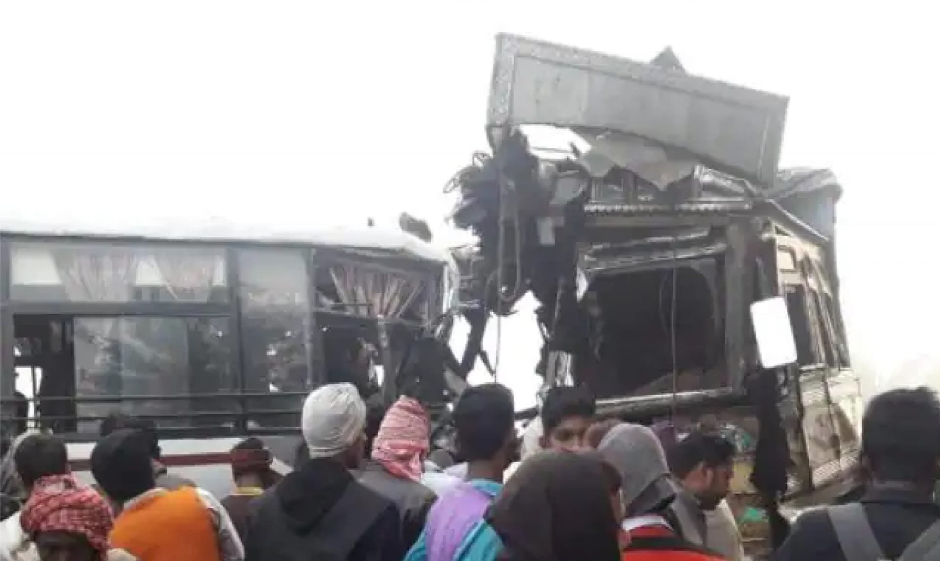 सीवान में ट्रक और यात्री बस के बीच हुई भीषण टक्कर, दो दर्जन यात्री हुए घायल, 6 की हालत गंभीर