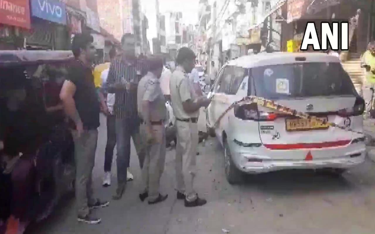 Delhi: जाफराबाद में वैन के अंदर मिला युवक का शव, गले में मिले चाकू के घाव, जांच में जुटी पुलिस
