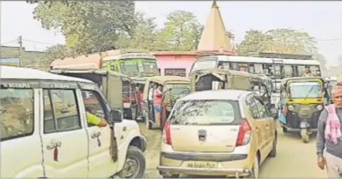 जाम में फंसे एंबुलेंस में महिला ने दिया बच्चे को जन्म, नाम रखा जामवंत