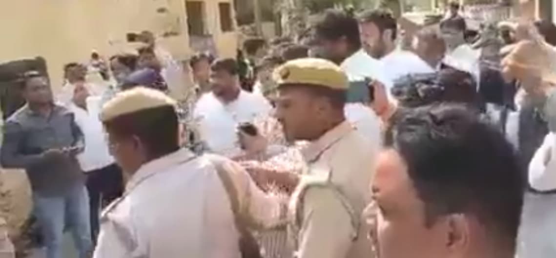 UP MLC Chunav: एटा में नॉमिनेशन पेपर की जांच के लिए पहुंचे सपा उम्मीदवार के कपड़े फाड़े और तोड़ दी गाड़ी UP MLC Chunav: एटा में नॉमिनेशन पेपर की जांच के लिए पहुंचे सपा उम्मीदवार के कपड़े फाड़े और तोड़ दी गाड़ी