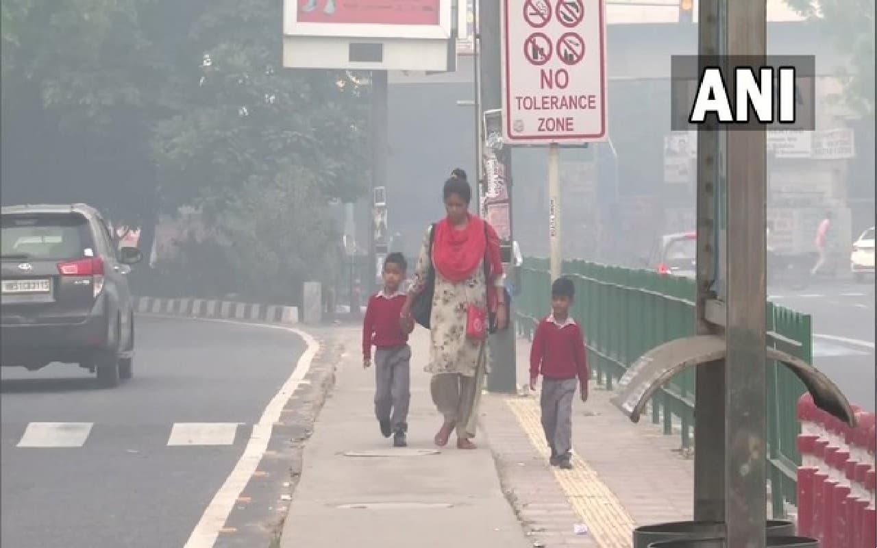 Delhi Pollution: दिल्ली में जहरीली हुई हवा, नोएडा में 8वीं तक स्कूल बंद, लागू हो सकता है ईवन-ऑड फार्मूला