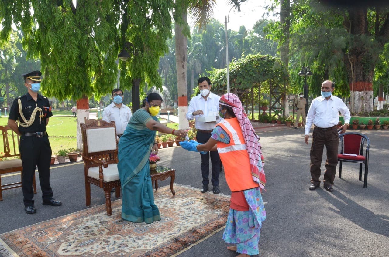 Coronavirus Lockdown Jharkhand: राज्यपाल ने राजभवन कर्मचारियों के बीच किया आर्सेनिक एल्ब 30 का वितरण