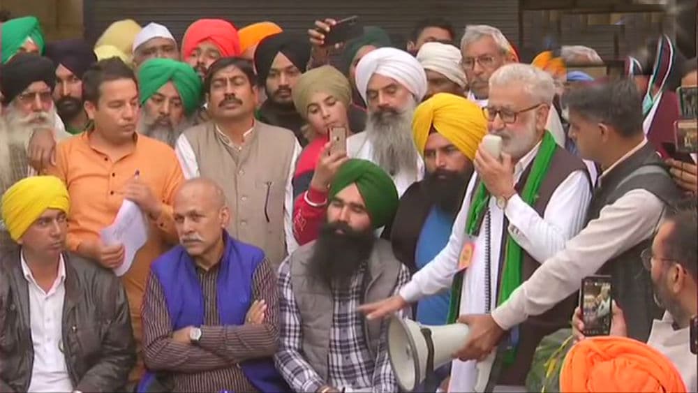Farmers Protest : किसानों को मनाने का फार्मूला हुआ बेकार, कृषि बिल को रद्द करने पर अड़े हैं किसान