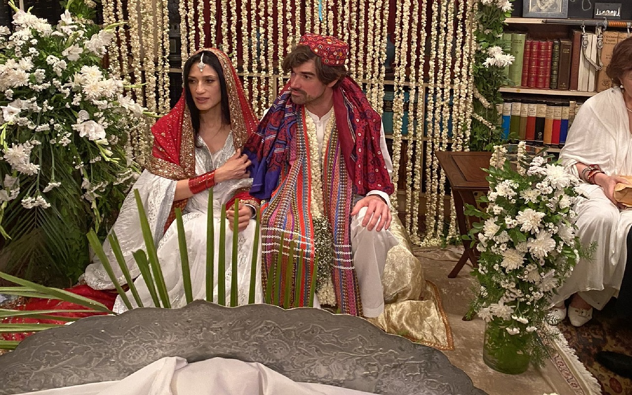 बेनजीर भुट्टो की भतीजी फातिमा ने निकाह के बाद मंदिर में की पूजा, सोशल मीडिया पर बवाल