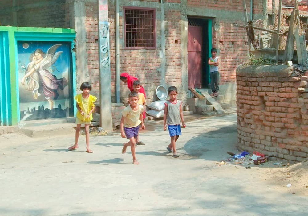 गरीब बच्चों के पास स्मार्टफोन नहीं, कैसे करेंगे ऑनलाइन पढ़ाई