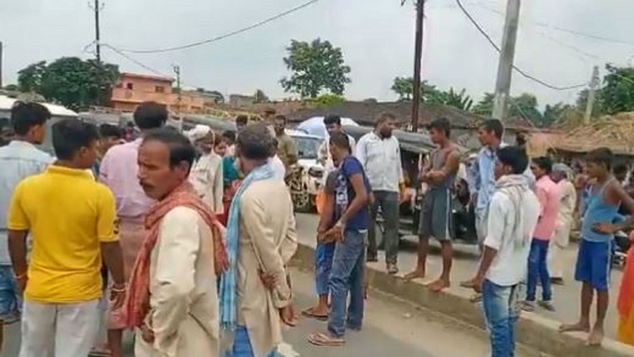 बिहार में खाद लेने आधी रात से लाइन में खड़े किसान, गोदाम में ताला मारकर कर्मी फरार, हंगामा