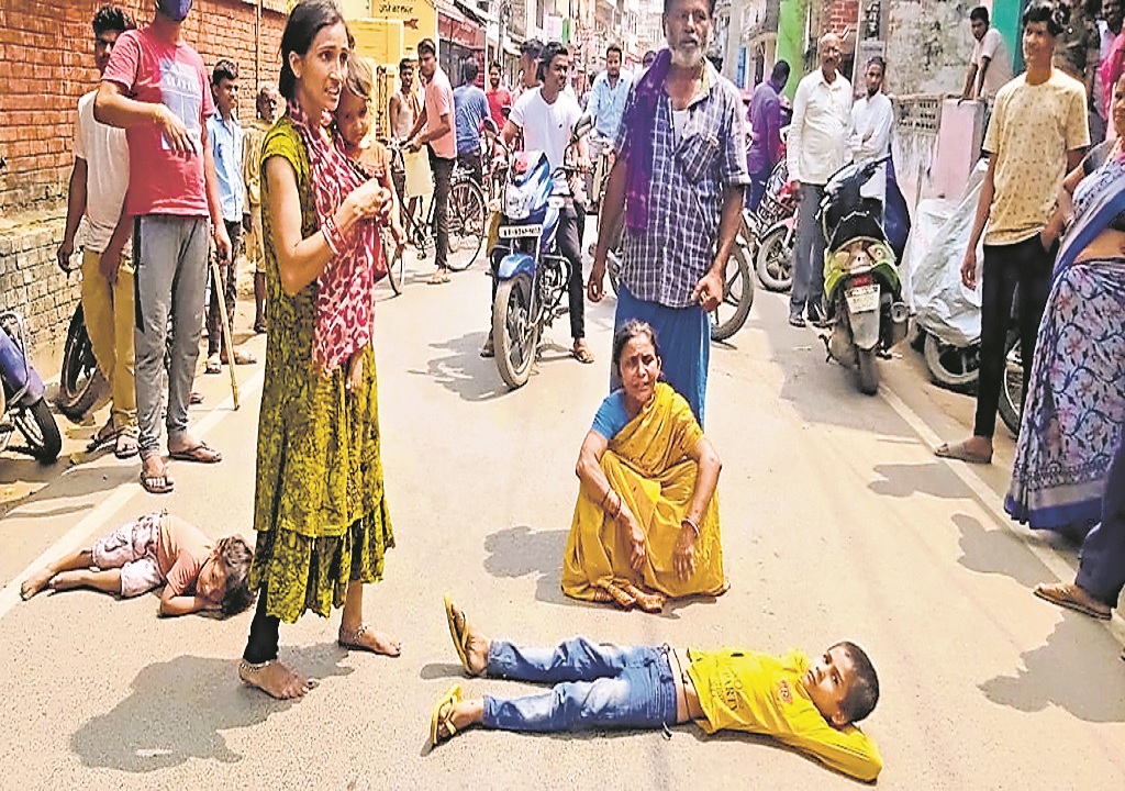 Munger News: शराब कारोबारी बेटे व भैंसुर से प्रताड़ित महिला ने बच्चों को बीच सड़क पर लिटाया, लगा जाम