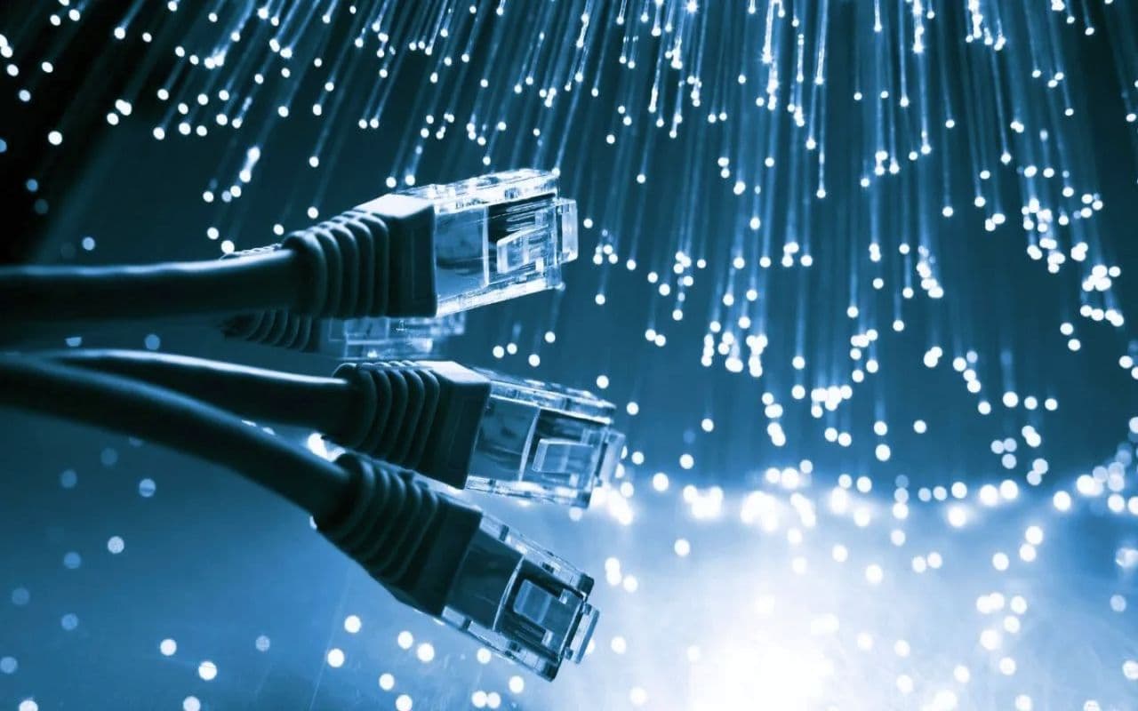 सिर्फ 599 रुपये में लें 400Mbps हाई स्पीड इंटरनेट का मजा, फाइबर इंस्टॉलेशन में भी नहीं लगेगा पैसा
