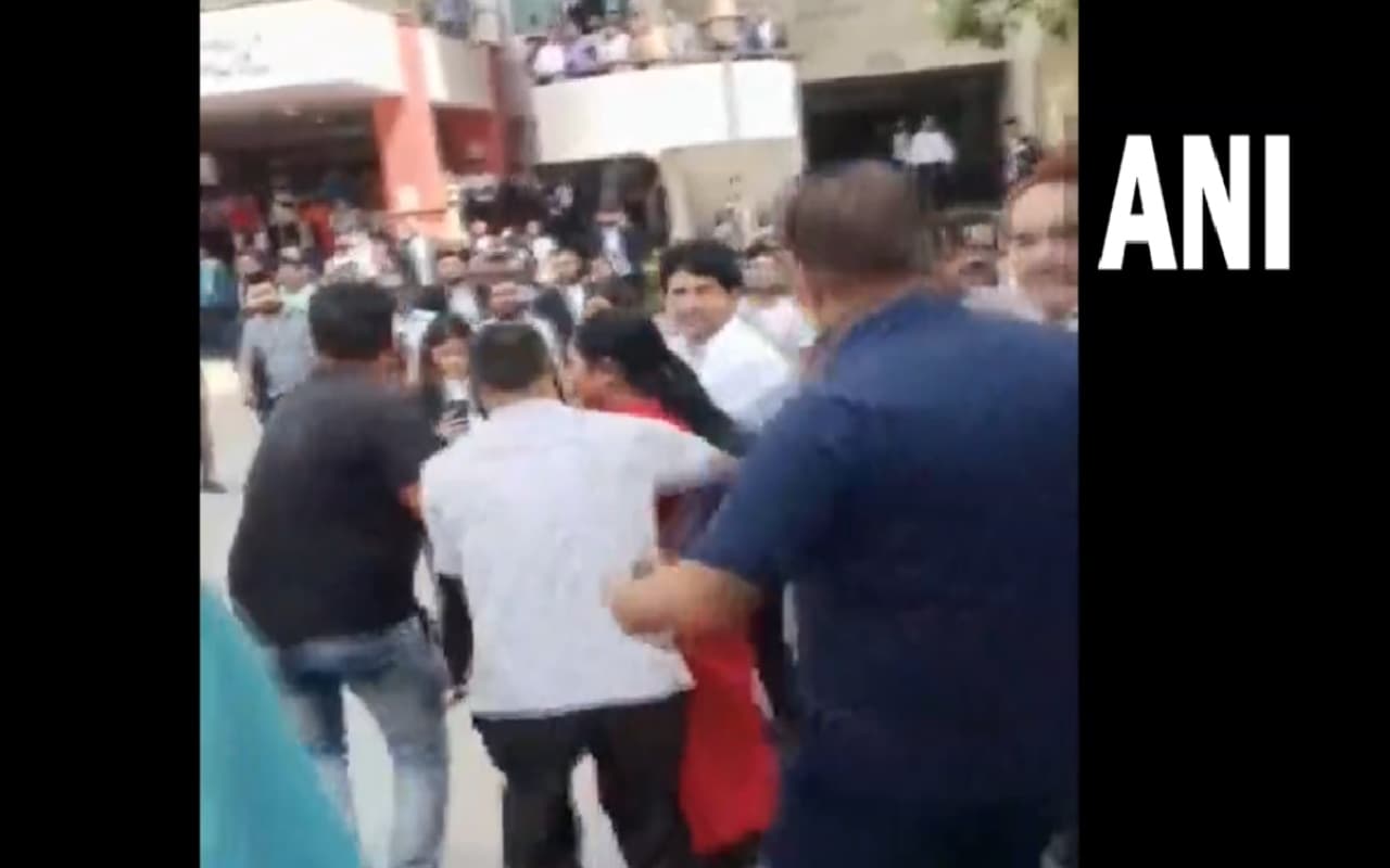 Saket Court Firing: पैसों की लेन-देन को लेकर महिला पर ताबड़तोड फायरिंग, आरोपी की हुई पहचान Saket Court Firing: पैसों की लेन-देन को लेकर महिला पर ताबड़तोड फायरिंग, आरोपी की हुई पहचान