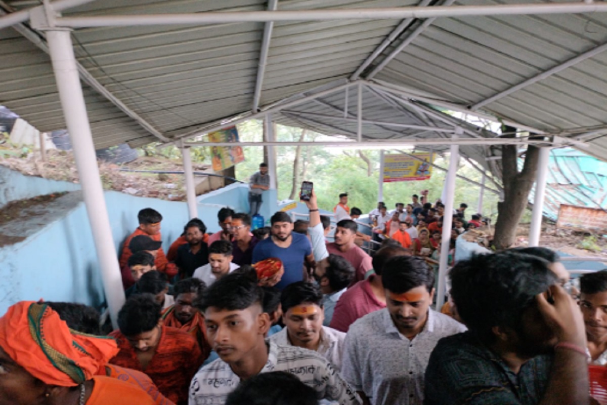 PHOTOS: ‘हर-हर महादेव’ के नारे से गूंजे झारखंड के शिवालय, पहली सोमवारी पर दिखा अद्भुत नजारा