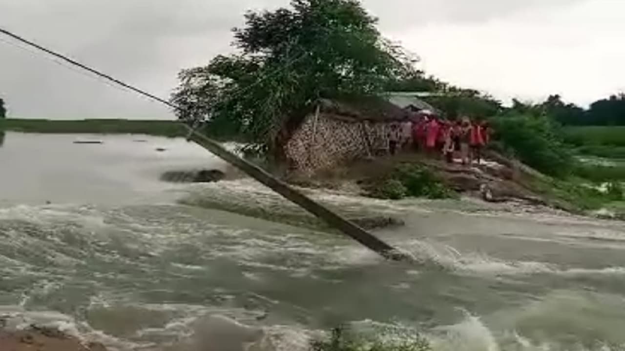 बिहार: पानी के दबाव से मुजफ्फरपुर में जमींदारी बांध तो सहरसा में कोसी का स्पर टूटा, सैंकड़ो घर पानी में बहे