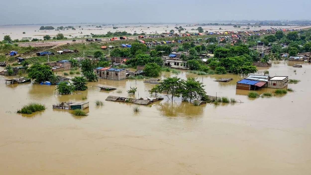 Flood in UP: यूपी में गंगा, यमुना, हिंडन सहित अन्य नदियों के तेवर देखकर लोग सहमे, 27 जिलों में अलर्ट