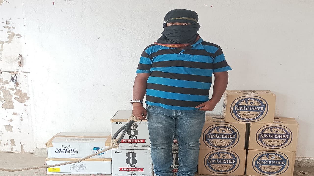 Jharkhand Crime News: विदेशी शराब के अवैध भंडारण करने का आरोपी गिरफ्तार, छापामारी में 11 पेटी शराब जब्त Jharkhand Crime News: विदेशी शराब के अवैध भंडारण करने का आरोपी गिरफ्तार, छापामारी में 11 पेटी शराब जब्त