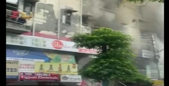 गाजियाबादः कन्फेक्शनरी शॉप में लगी भीषण आग, धू-धू कर जल गई पूरी दुकान, फायर बिग्रेड ने पाया काबू