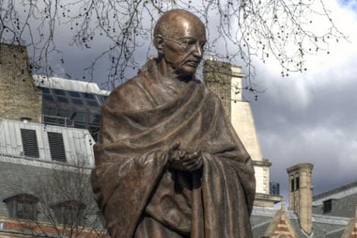 लंदन में संभावित प्रदर्शनों से पहले चर्चिल और गांधी की मूर्तियों को ढका गया