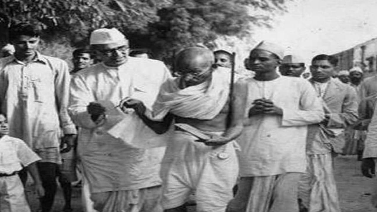 Gandhi Jayanti: ट्रेन के थर्ड क्लास डब्बे में यात्रा कर भागलपुर आए थे बापू, हिंदी को लेकर रख दी थी शर्त