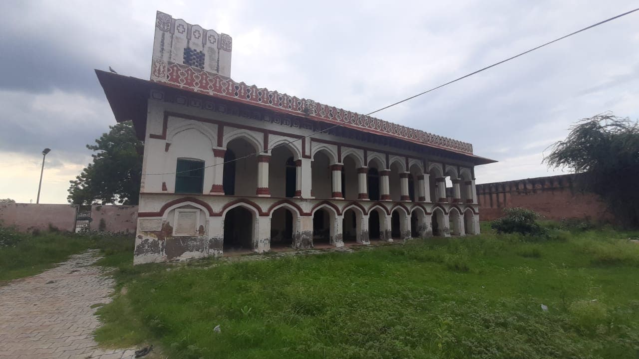 Agra News: यमुना किनारे बने महात्मा गांधी स्मारक पर स्वतंत्रता दिवस के दिन भी नहीं लगा तिरंगा