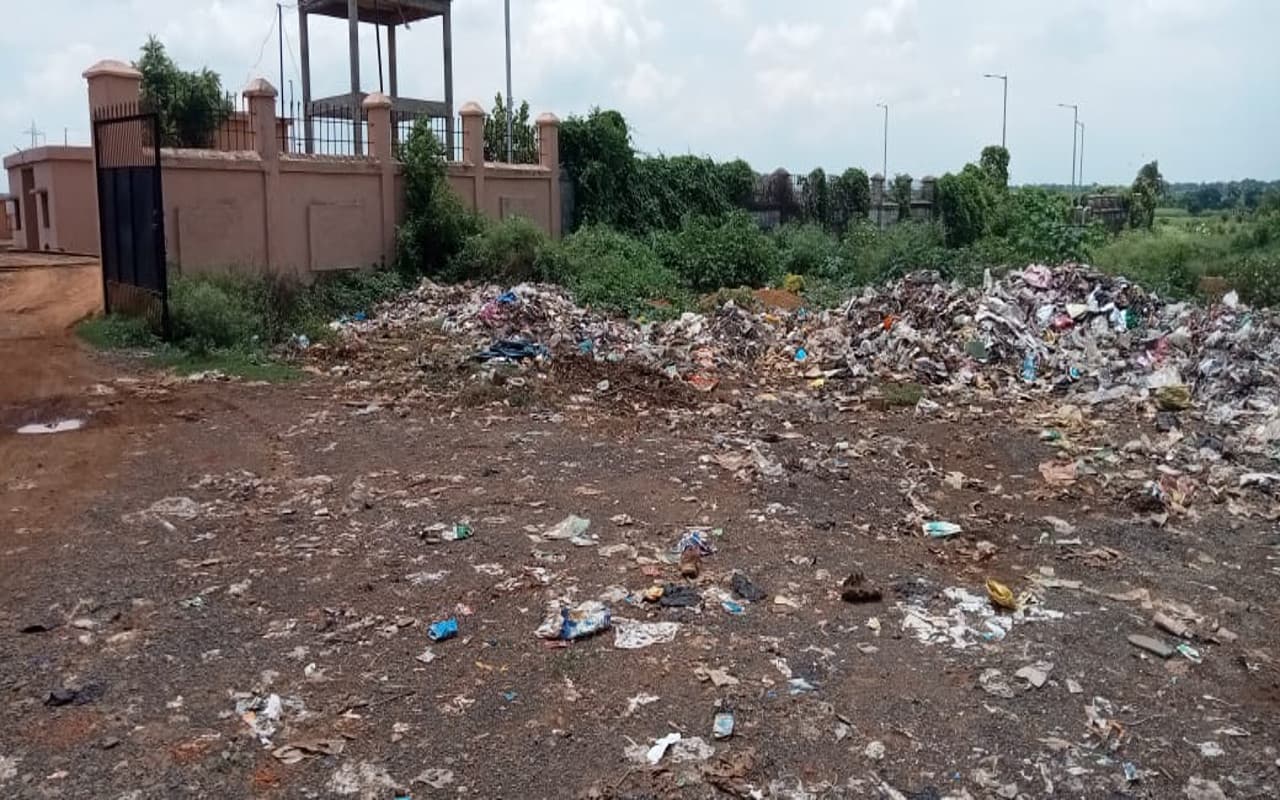 झारखंड : पाकुड़ में कचरा जमा होने से इलाके में फैल रहा दुर्गंध, ग्रामीणों को सता रहा बीमारियों का डर