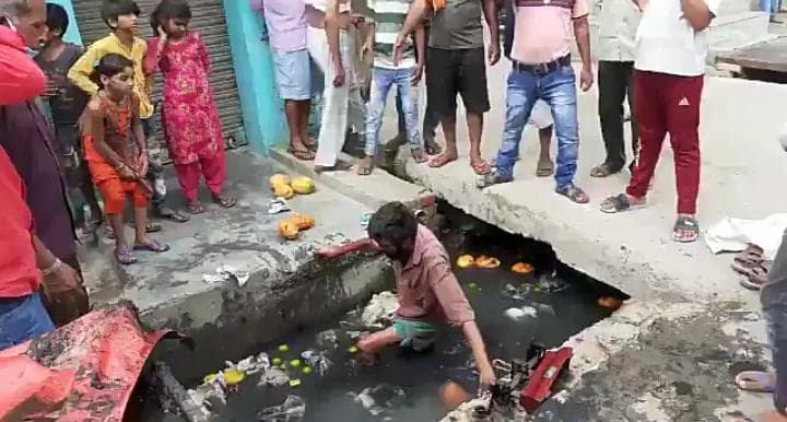 Viral Video: यूपी पुलिस ने फल विक्रेता के फलों को नाले में फेंका, वायरल वीडियो से मामले ने पकड़ा तूल…