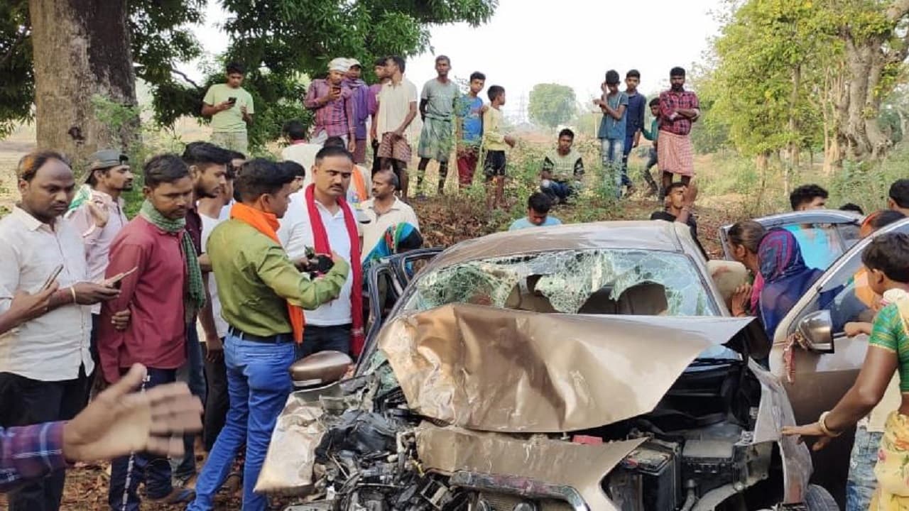 Jharkhand News: तेज रफ्तार कार बेकाबू होकर पलटी, CRPF जवान समेत दो लोगों की मौत, 4 लोग गंभीर रूप से घायल Jharkhand News: तेज रफ्तार कार बेकाबू होकर पलटी, CRPF जवान समेत दो लोगों की मौत, 4 लोग गंभीर रूप से घायल